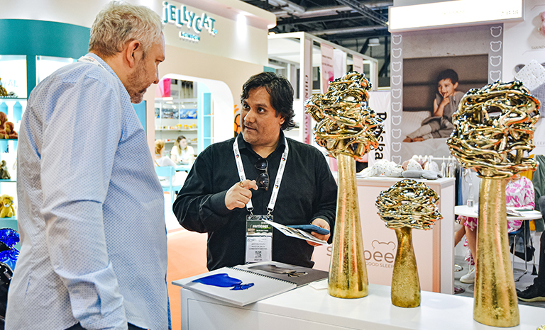 Gifts & Lifestyle Middle East - Visitor & Exhibitor interacting