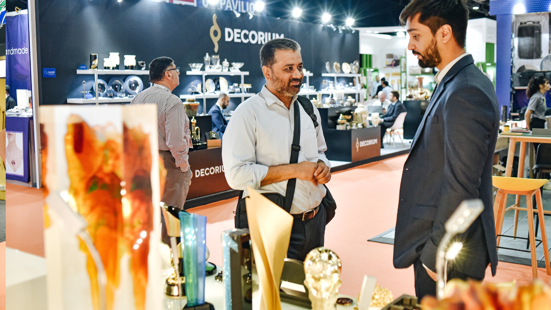 Gifts & Lifestyle Middle East - Visitor & Exhibitor interacting