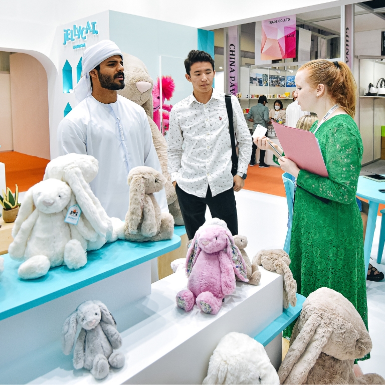 Gifts & Lifestyle Middle East - Visitor & Exhibitor interacting