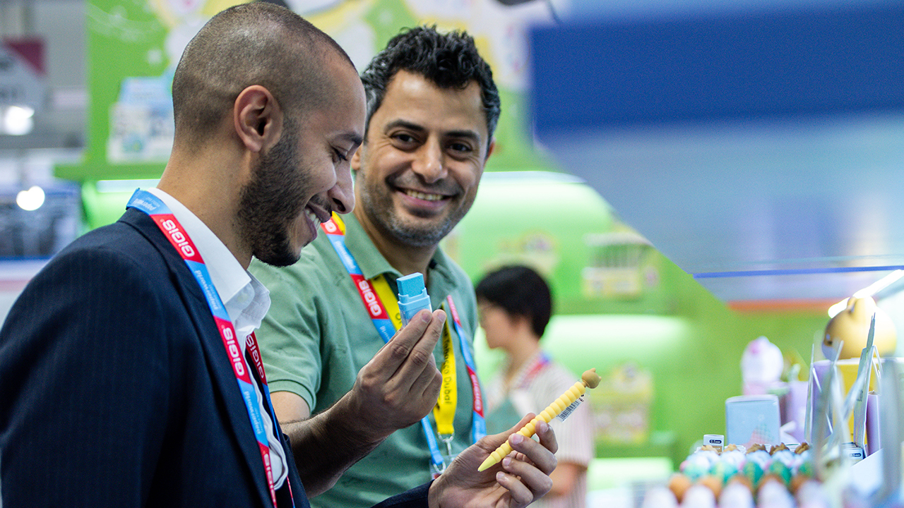 Exhibitor and visitor interaction at Gifts & Lifestyle Middle East